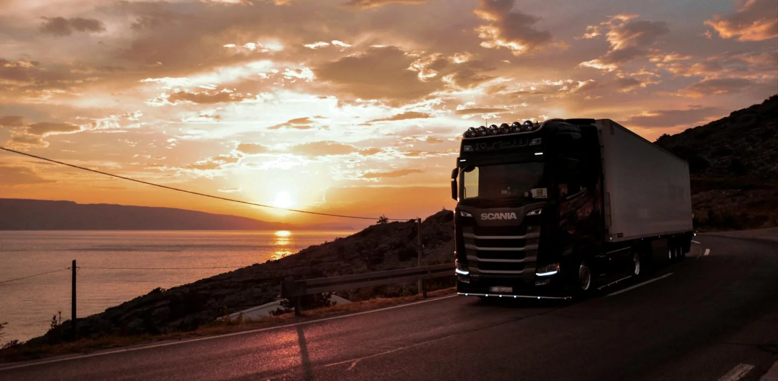 Фура Scania на трасі на заході сонця